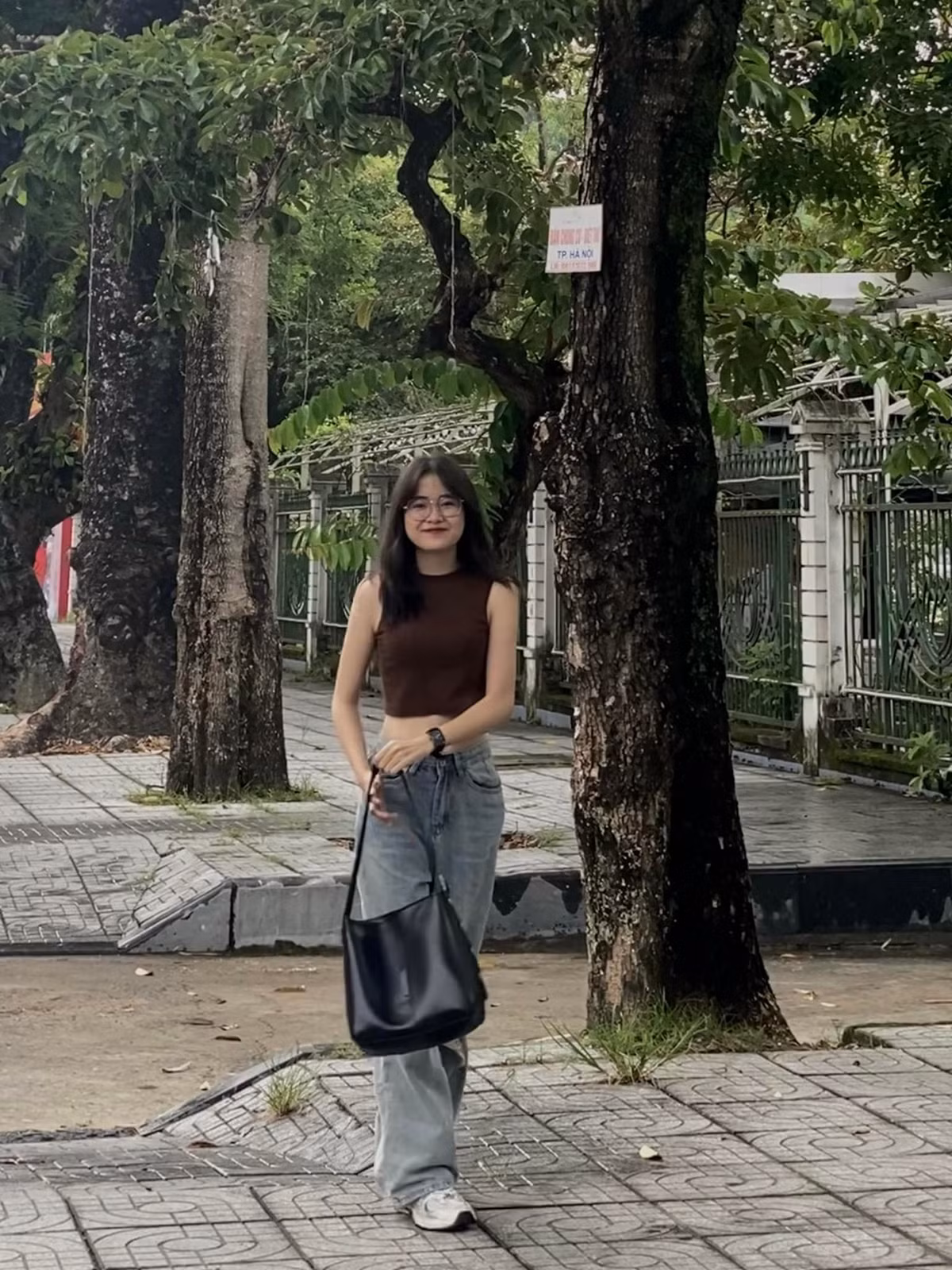 Chính điều trên dấy lên nghi vấn khiến người xem sôi nổi bàn tán xem đây là gì, liệu có phải gái xinh này hớ hênh lộ điểm nhạy cảm hay không.