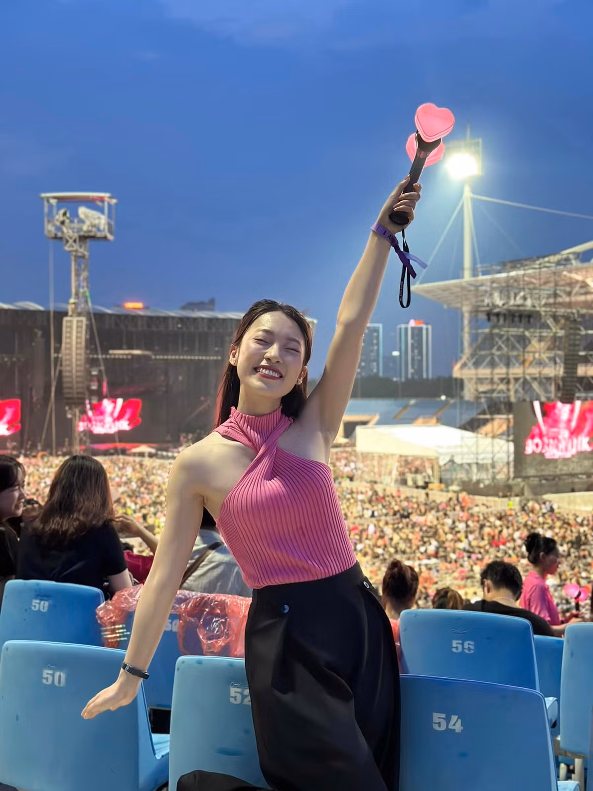 Nhiều fan tỏ ra "đồng cảm" trước màn reaction đầy chân thực này của MC Khánh Vy: "Chị đang muốn nhắc mọi người, vé này đáng đống tiền bát gạo quá lắm" hay "Nhìn khuôn mặt giống như đúc mấy bạn kế bên mình. Thấy có mấy bạn BLINK cũng hét to lắm"...