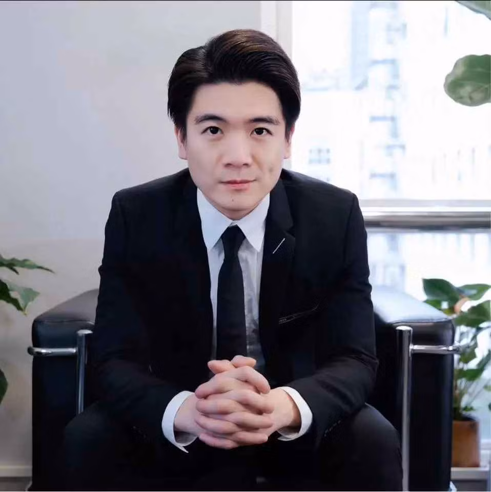 Về đời tư, anh hiện là bố của cặp song sinh gồm 1 trai và 1 gái cực đáng yêu tên gọi ở nhà là Gấu và Thỏ.