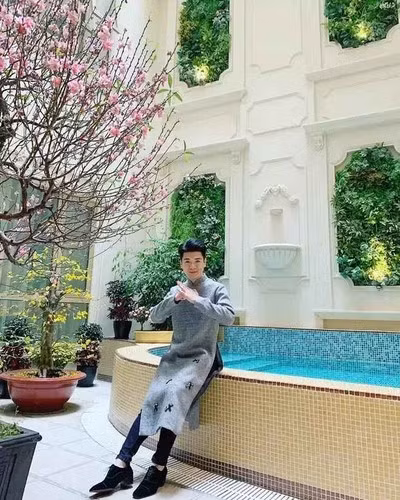 Sau khi tốt nghiệp, cậu cả nhà bầu Hiển về làm việc tại ngân hàng của gia đình, vị trí chuyên viên kiểm toán.