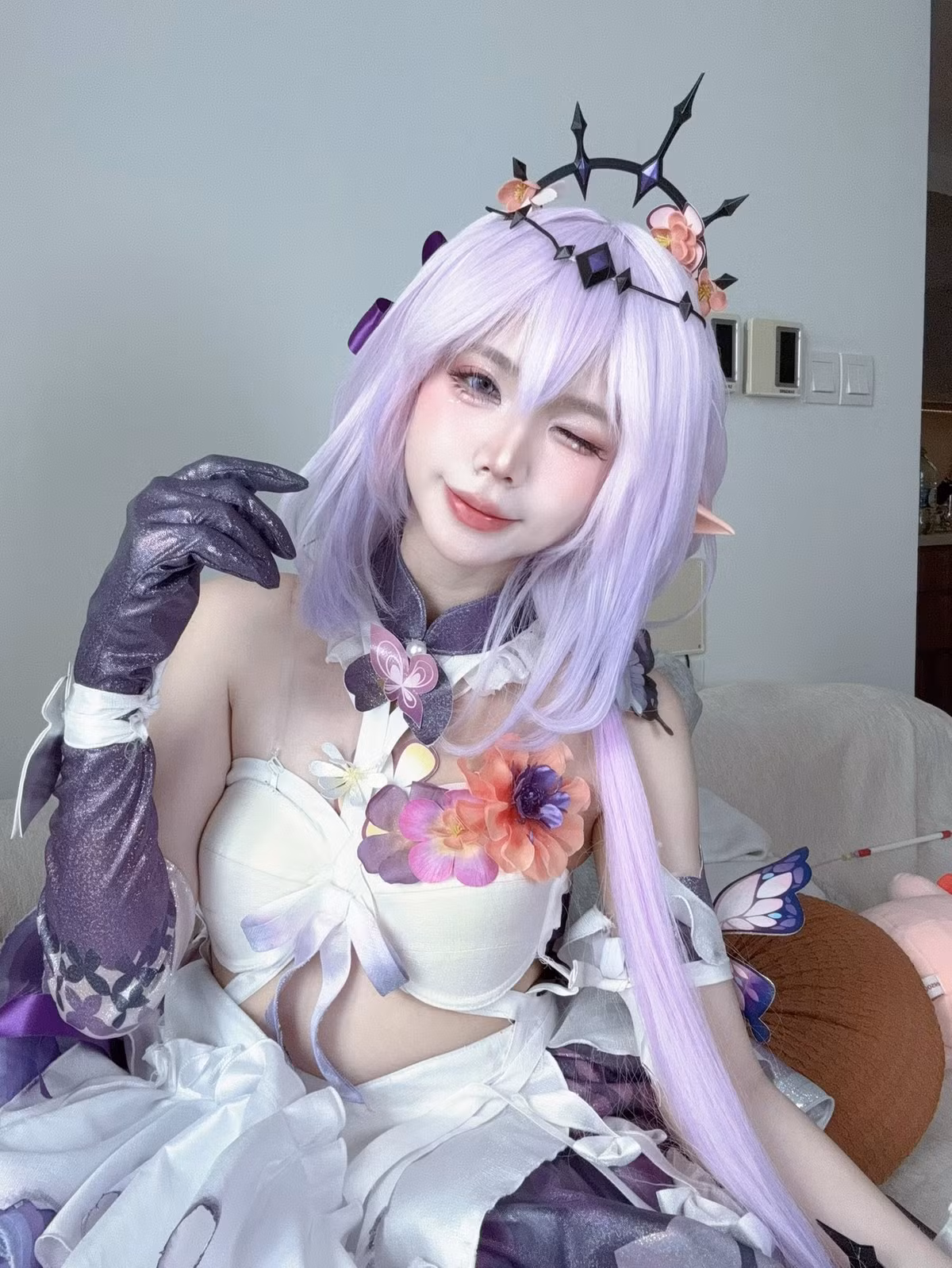 Không chỉ riêng outfit chuẩn chỉnh mà biểu cảm và khí chất của Remind mới là điều khiến fan “ngã mũ thán phục”.