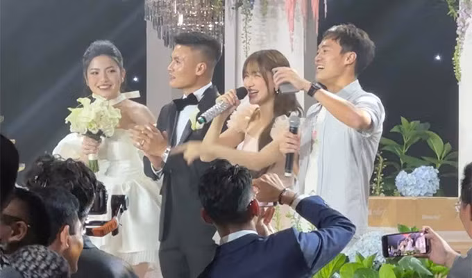 Trong đám cưới Quang Hải, Văn Toàn và Hòa Minzy còn song ca mừng cho cặp cô dâu chú rể.