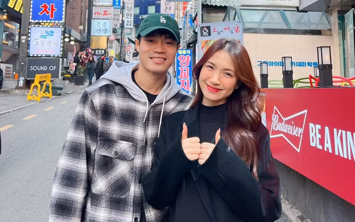 Khi Văn Toàn tại Hàn Quốc, Hòa Minzy đã từng sang thăm và cả 2 đã có khoảng thời gian thăm thú xứ Kim Chi cùng nhau.