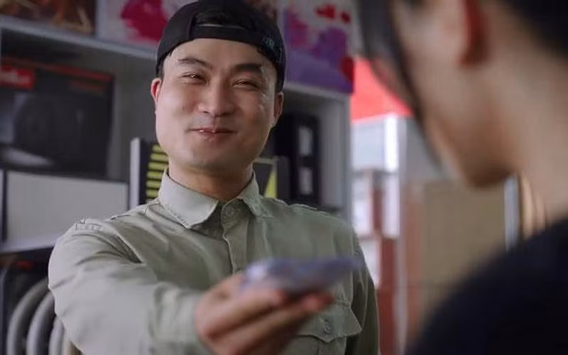 Do không giỏi phát âm tiếng anh nên nhân vật Trung “trâu” đã khiến câu chào này trở nên vui vẻ, hài hước khi gặp crush.