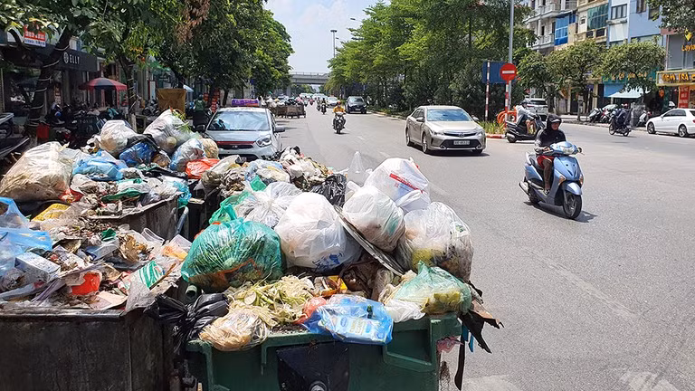 Hình ảnh những con ngõ ngôn ngang rác tại Hà Nội khiến nhiều người dân không khỏi xót xa.