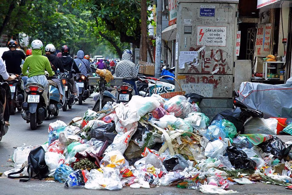 Chủ nhân những bức ảnh Hà Nội ngập rác để lại bình luận: "Ôi, Thủ đô ơi...! Vì bãi rác Nam Sơn đang bị chặn nên rác thải của người dân Hà Nội chưa kịp xử lý. 2 ngày nay đi đường sợ quá bà con ạ!"