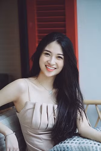 Chưa dừng lại, nhiều người còn tìm ra bằng chứng Thư Vũ còn bị "đào lại" loạt bằng chứng "không thể chối cãi" về việc cô nàng đã phẫu thuật nâng ngực. Xuất hiện trong một clip livestream, Anh Thư khoe khéo vòng 1 "khủng" và tư vấn cặn kẽ cho từng người về vấn đề nâng ngực.