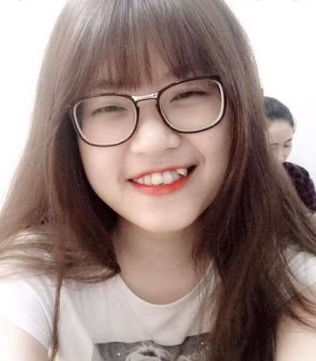 Nhìn lại những chiếc ảnh ngày xưa, mới khiến nhiều người gật gù tán thành rằng Thuỷ Tiên cũng có một giai đoạn dậy thì đầy thành công.