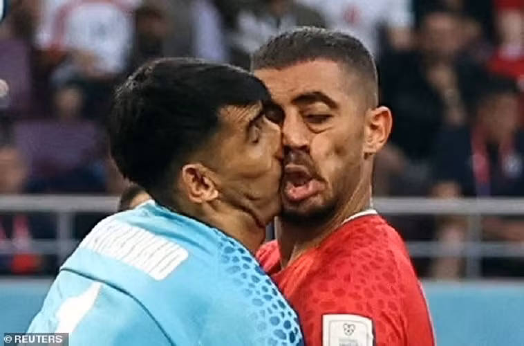 Trong tình huống này, Beiranvand nỗ lực đẩy bóng sau quả tạt của Harry Kane. Hai tuyển thủ Iran không quan sát nên đã lao vào nhau.