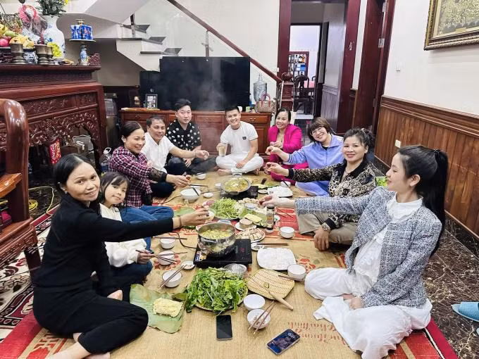 Đáng chú ý, qua những hình ảnh, cư dân mạng tiếp tục nghi vấn Chu Thanh Huyền bầu bì khi xuất hiện với vòng 2 lùm lùm.