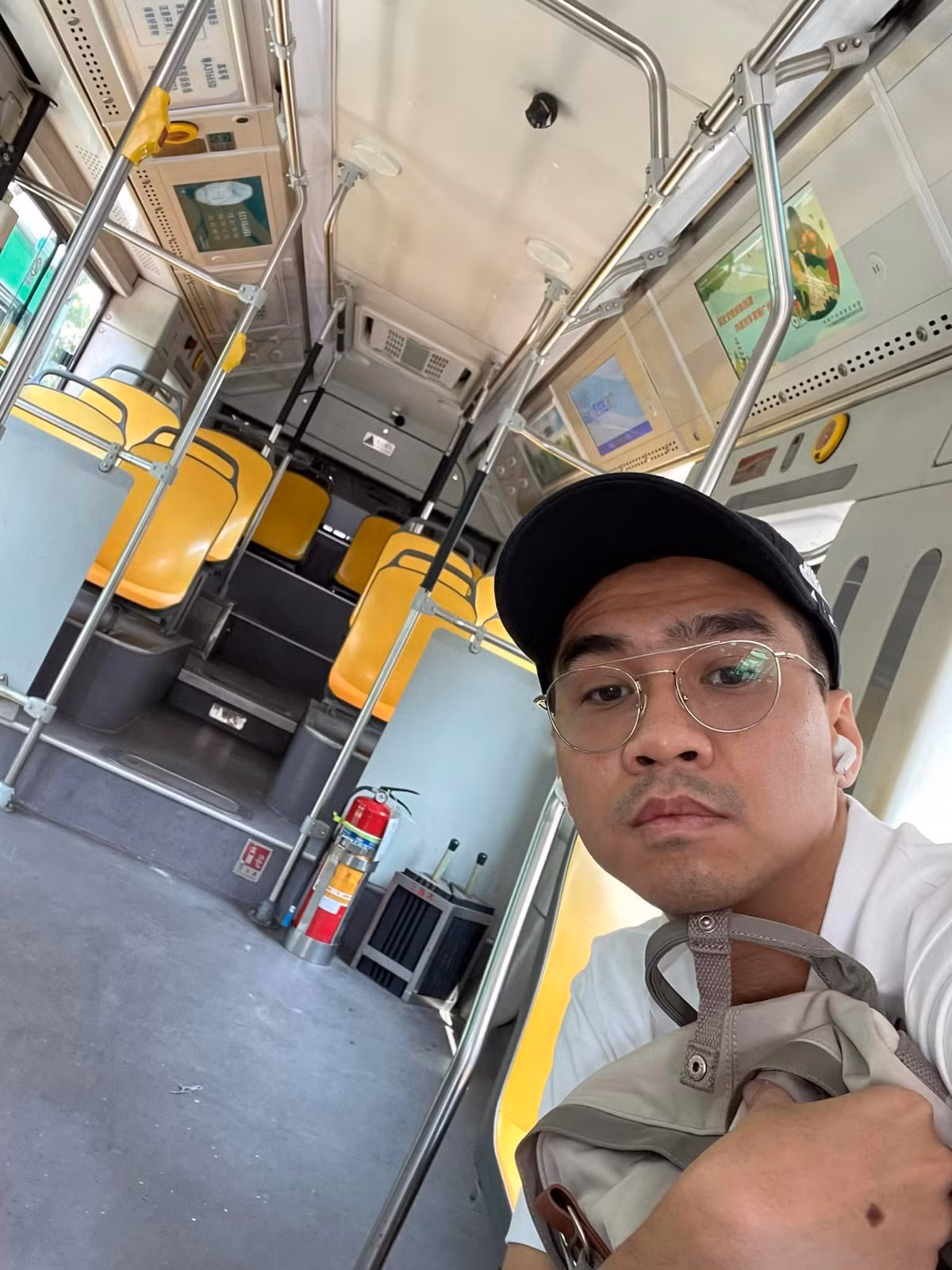 Cũng trong buổi livestream này, PewPew chia sẻ về hành trình đi "xuất khẩu lao động" tại Trung Quốc của mình.