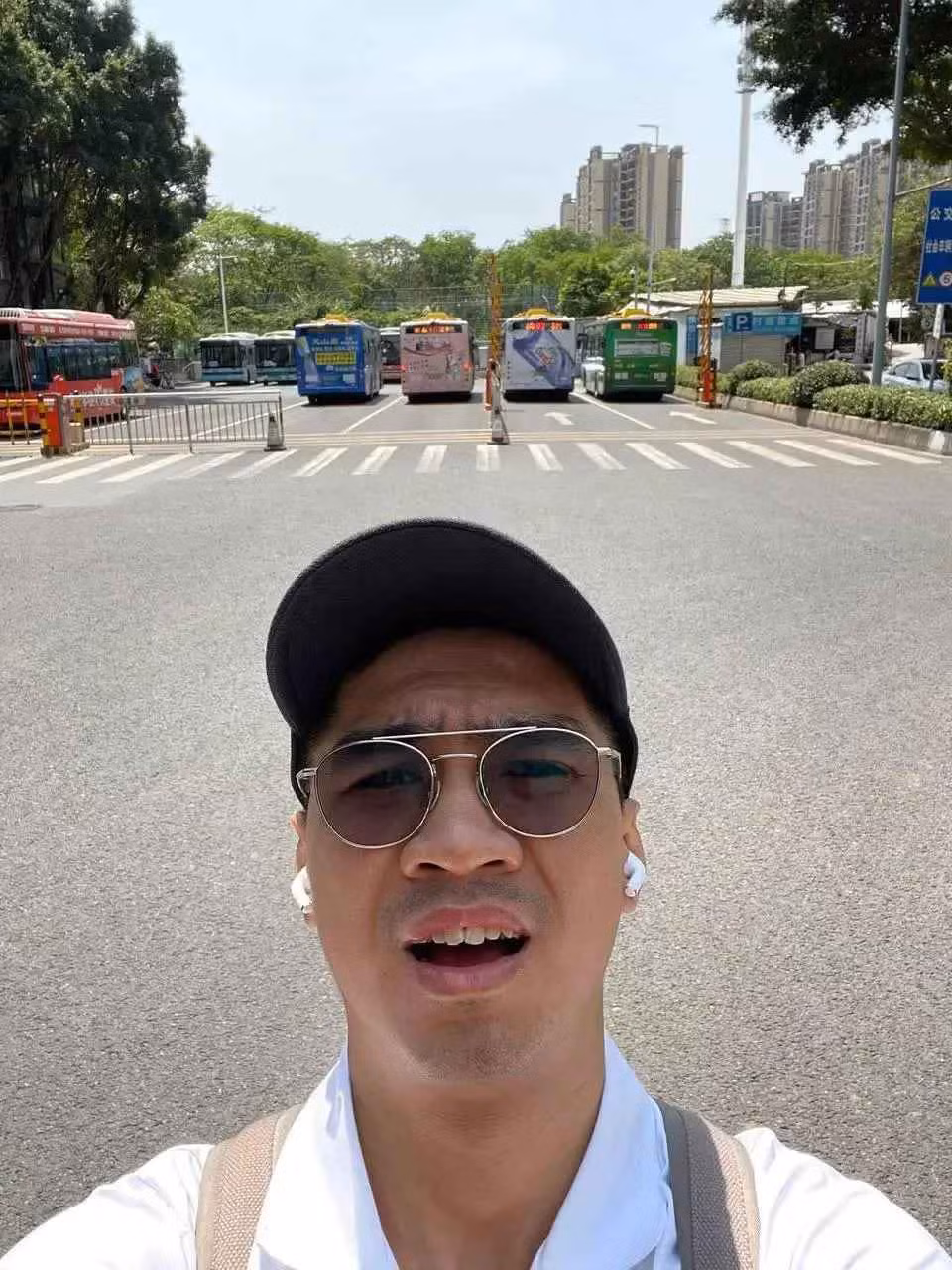 Tiếp đến, PewPew cho biết khẩu vị bản thân không hợp đồ ăn tại Trung Quốc nên rất khó ăn: "Đã chua thì rất chua, đã cay thì rất cay, đã mặn thì rất mặt, đã ngọt thì rất ngọt, còn không thì sẽ rất nhạt, chẳng có mùi vị gì cả".