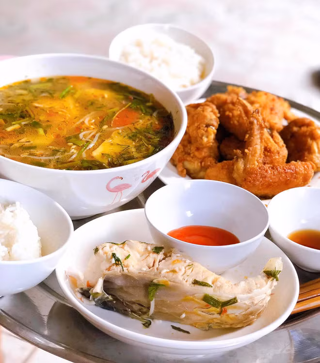 Có rất nhiều bạn sinh viên dù không thể ăn uống sang chảnh như hàng quán, vẫn sẽ cố gắng chăm chút nấu nướng, đảm bảo từng bữa ăn tươm tất.