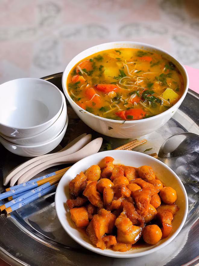 Mới đây trên MXH, các bạn sinh viên xa nhà đã đồng loạt khoe những bức ảnh là thành phẩm của việc trổ tài nấu cơm và khẳng định một điều đó là "đảm việc nhà giỏi việc trường".