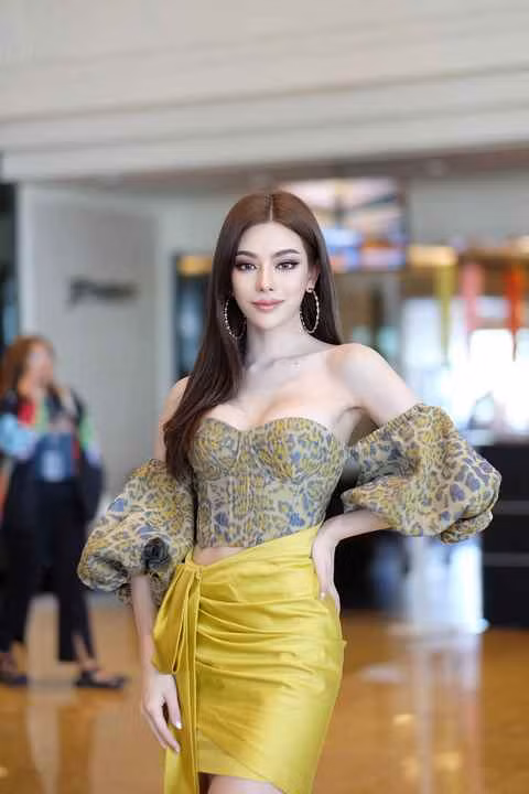 Trong các hoạt động thường ngày, Paulius thích diện áo dáng ngắn, khoe trọn vòng eo "con kiến". Với lợi thế chiều cao 1,70m, người đẹp gốc Việt khéo léo phối đồ để tôn lên vóc dáng cơ thể.