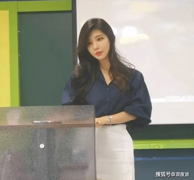 Những bình luận trên mạng xã hội không chỉ tập trung vào vẻ đẹp bề ngoài của giáo viên, mà còn đánh giá cao phong cách giáo dục mang tính giải trí của các cô giáo bỗng nổi tiếng cõi mạng này.