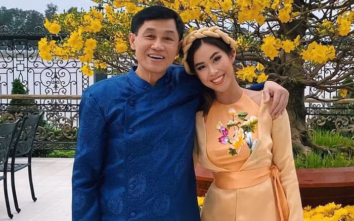 1 năm sau sự việc, tỷ phú Johnathan Hạnh Nguyễn - bố "đệ nhất rich kid Việt" mới tiết lộ lại khoảnh khắc sinh tử của con gái tại chương trình giao lưu nghệ thuật Triệu Trái Tim - Chung Một Tấm Lòng của HTV.
