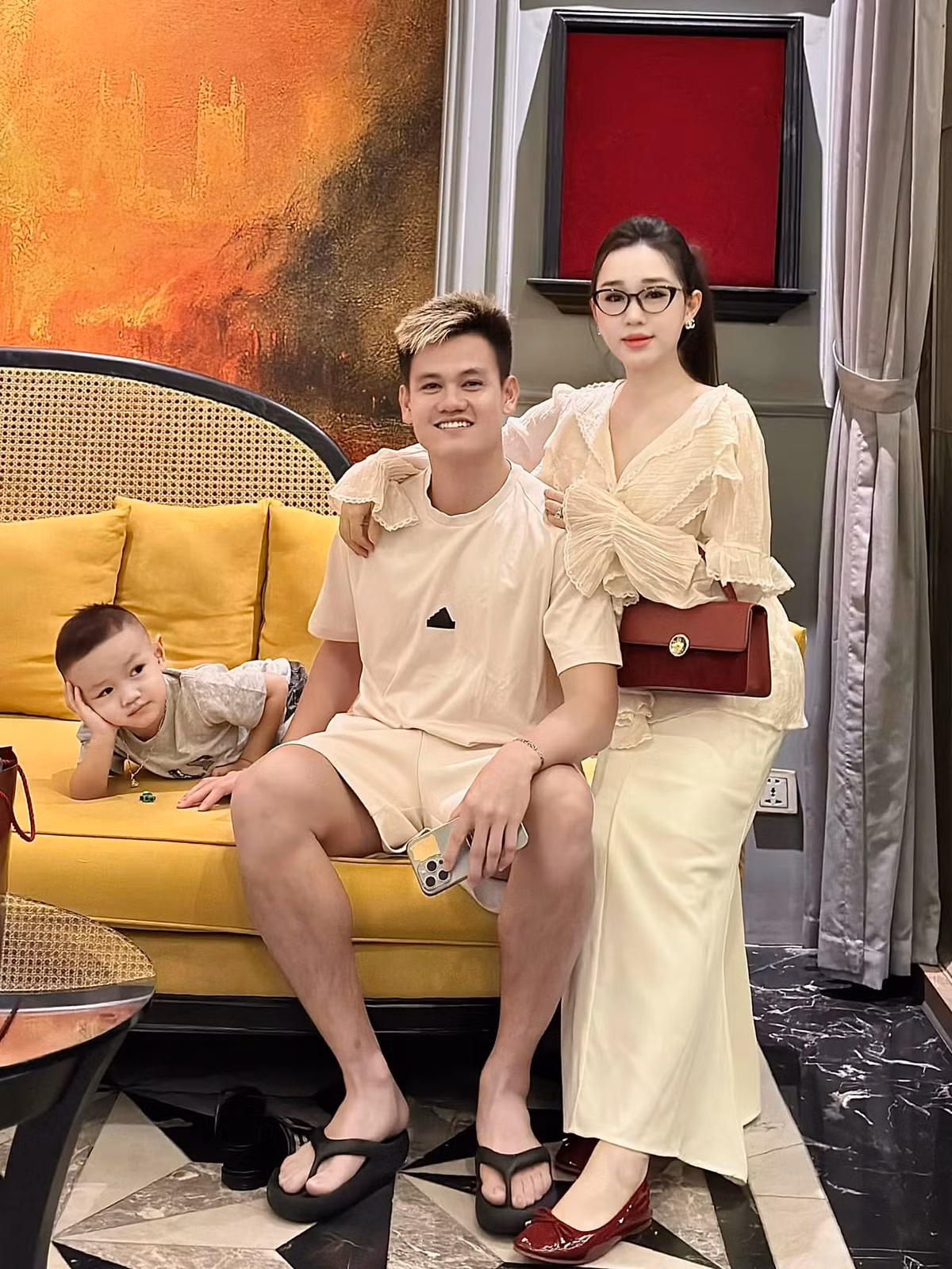 Hiếu Phạm (quê ở Hoài Ân, Bình Định). Cô là vợ của hậu vệ ĐT Việt Nam - Hồ Tấn Tài.