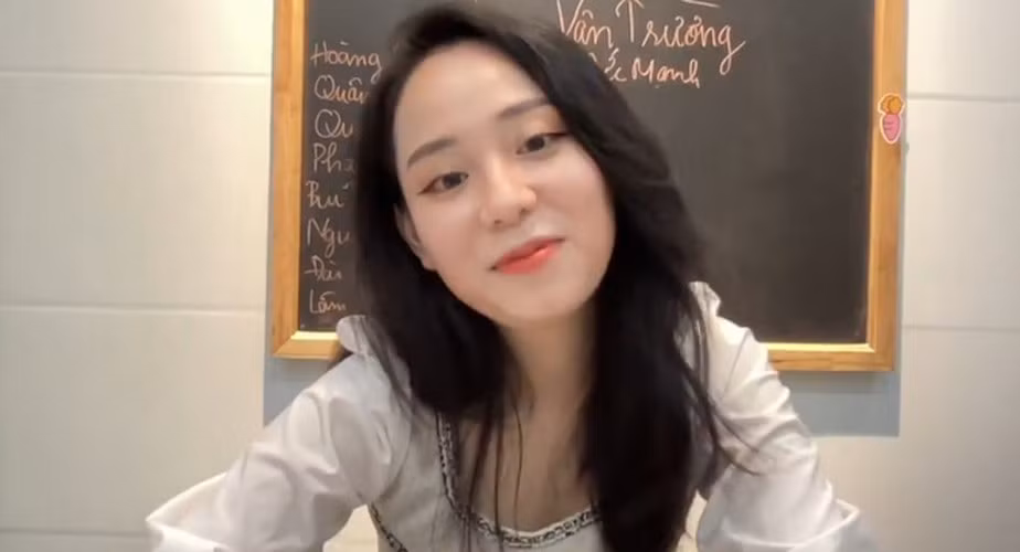 Cũng nhờ gương mặt xinh đẹp, cách giảng dễ nghe buổi livestream dạy học của cô giáo Vật lý Minh Thu thu hút một lượng đông đảo người xem.