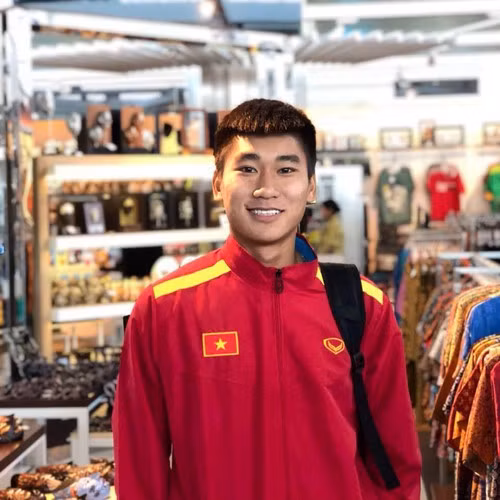 Nhìn những bức ảnh đời thường chân sút họ Nhâm, nhiều người trêu đùa khuyên anh đi làm mẫu ảnh thay vì đi đá bóng.
