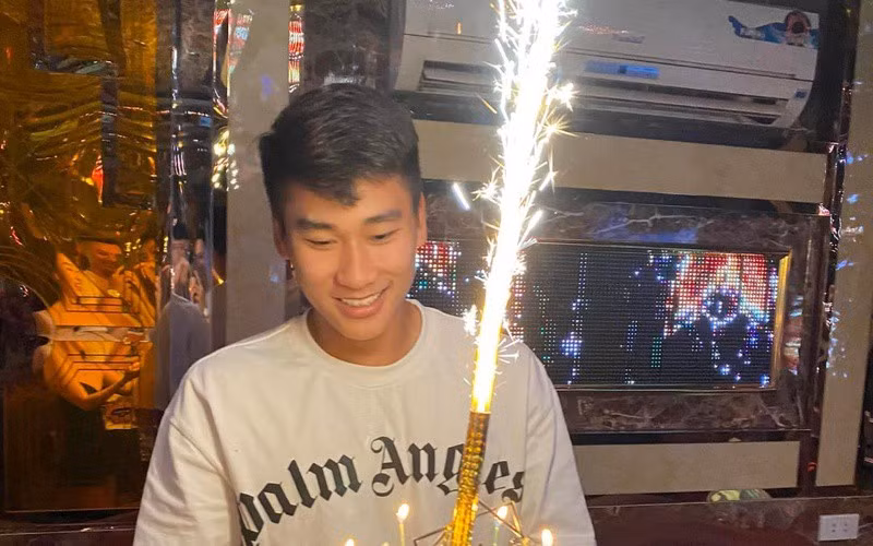 trả lời họp báo ngay khi kết thúc trận đấu, Nhâm Mạnh Dũng xúc động: "Thực sự đây là bàn thắng quý giá nhất sự nghiệp của em, đã giúp mang về huy chương vàng SEA Games được tổ chức tại nước ta...