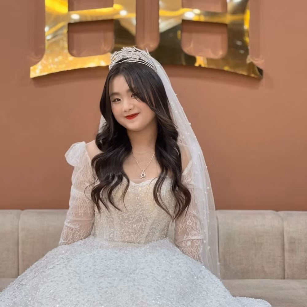 Dù là bộ nào, Dua cũng đều tự tin tạo dáng trước ống kính. Có lẽ đây cũng là lần đầu tiên em được mặc thử váy cô dâu.