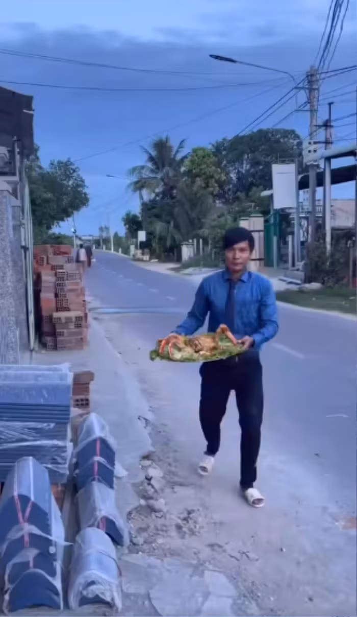 Mở đầu clip, Lộc Fuho chia sẻ: "Có nhiều người sẽ thắc mắc sao Lộc Fuho lại đãi thợ ăn cua hoàng đế sang dữ vậy, thì Lộc cũng chia sẻ thật là Lộc từng ăn 2, 3 lần rồi, hôm nay mới mua về để mời các người thợ, ăn cho vui. Mọi người cũng biết rồi đó, cái nghề thợ hồ này giang nắng, giang mưa, khổ lắm mọi người...