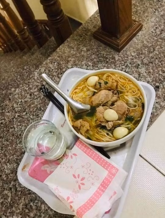 Cũng về việc tự cách ly tại nhà, mà các cô cậu "con cưng" phải chịu cảnh “mâm riêng” dù vừa chân ướt chân ráo trở về sau những tháng ngày xa nhà.
