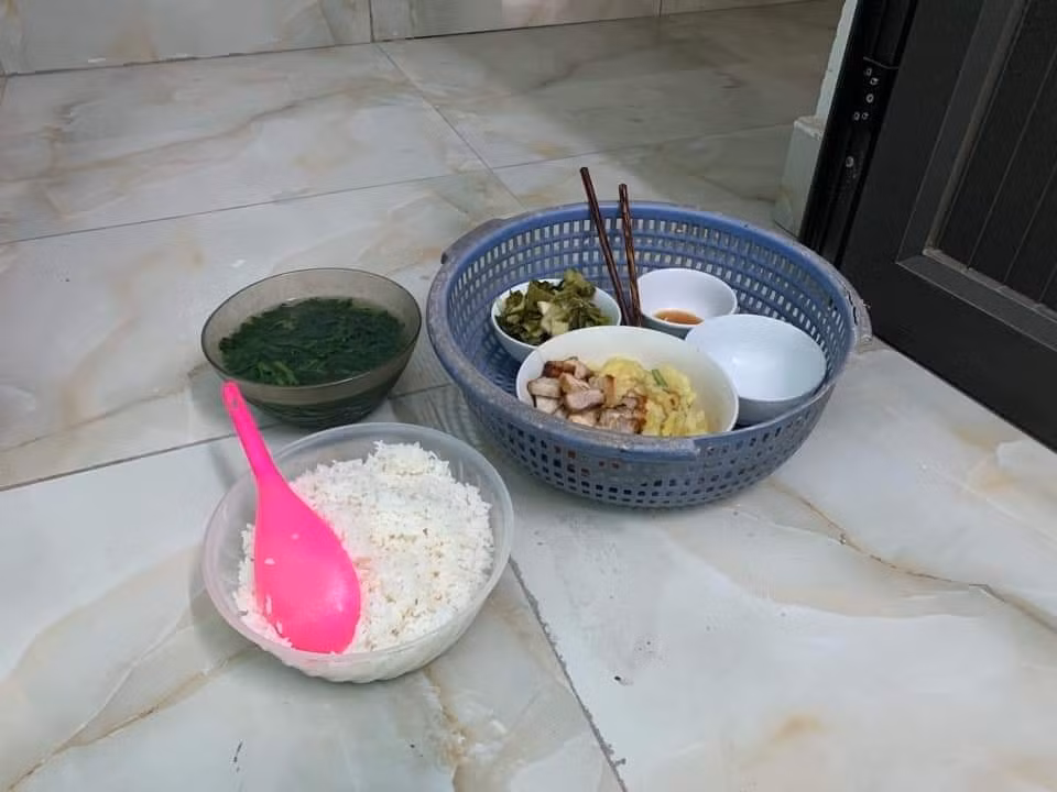 Đúng là những bậc phụ huynh “tỉnh nhất năm” khi quyết chuẩn bị cho những đứa “con cưng” phòng riêng cùng bữa cơm chuẩn style “cách ly”.