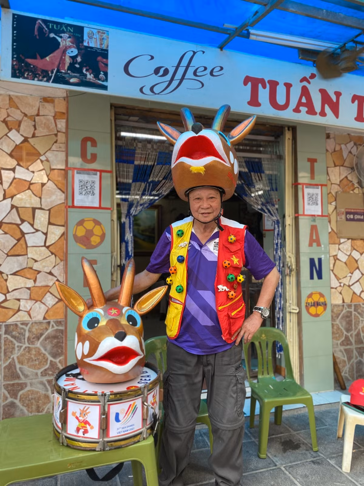 20 năm qua, "cổ động viên số 1 Việt Nam" đã làm được 9 mũ linh vật SEA Games, như đại bàng Gilas (2005), mèo Can (2007), voi Champa và Champi (2009), rồng Komodo (2011), cú mèo (2013), sư tử biển Nila (2015), hổ Rimau (2017), quả bóng xốp Pami (2019) và năm nay là cặp sao la.