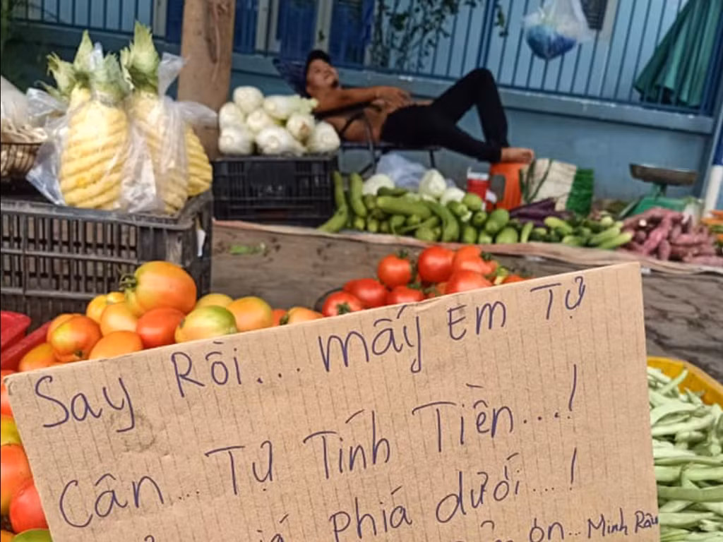 Cũng trong bài đăng lần này, anh Minh Râu chia sẻ một số hình ảnh đời thường của các con, trong đó có bé trai đang theo học lớp 7. Tương tự chị gái, cậu con trai duy nhất trong gia đình nhận được nhiều lời khen về ngoại hình, được nhận xét là khá điển trai, có khuôn mặt lanh lợi, thông minh.