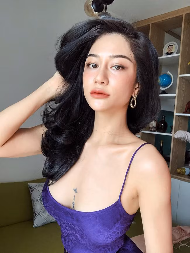 Nhờ lợi thế gương mặt xinh đẹp, cùng vóc dáng bốc lửa, người đẹp thường xuyên chưng diện những thiết kế táo bạo.