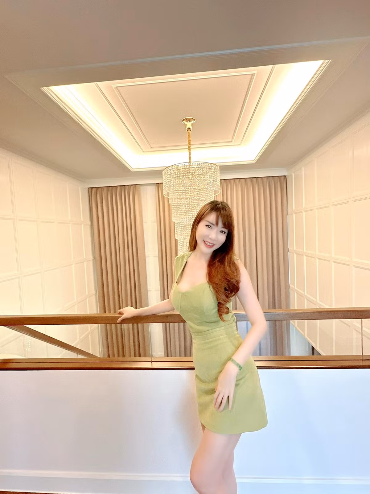 Sau khi ra trường, Parvinee Tatiyakajohnlert chuyên tâm vào con đường người mẫu, phát triển nội dung số.