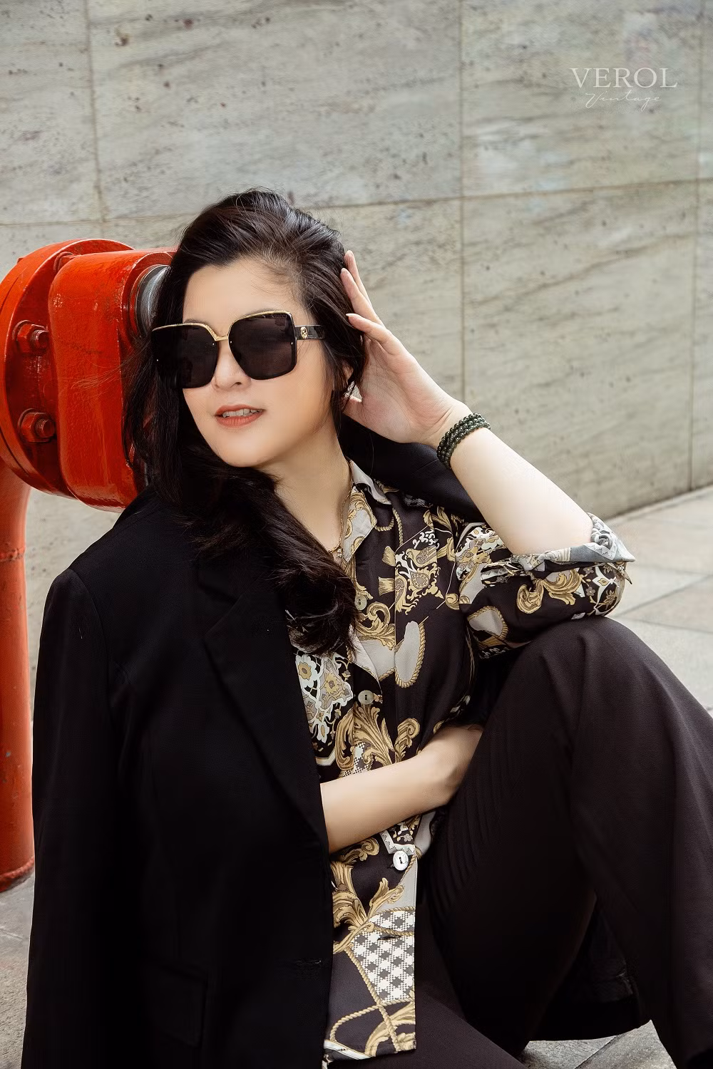 Nhưng với Hương Verol thay vì tự mua những món đồ hang hiệu hay đi mượn ở các shop để lên sóng thì nữ MC Đài truyền hình KTS VTC lại hứng thú với thời trang đồ si theo phong cách Vintage.