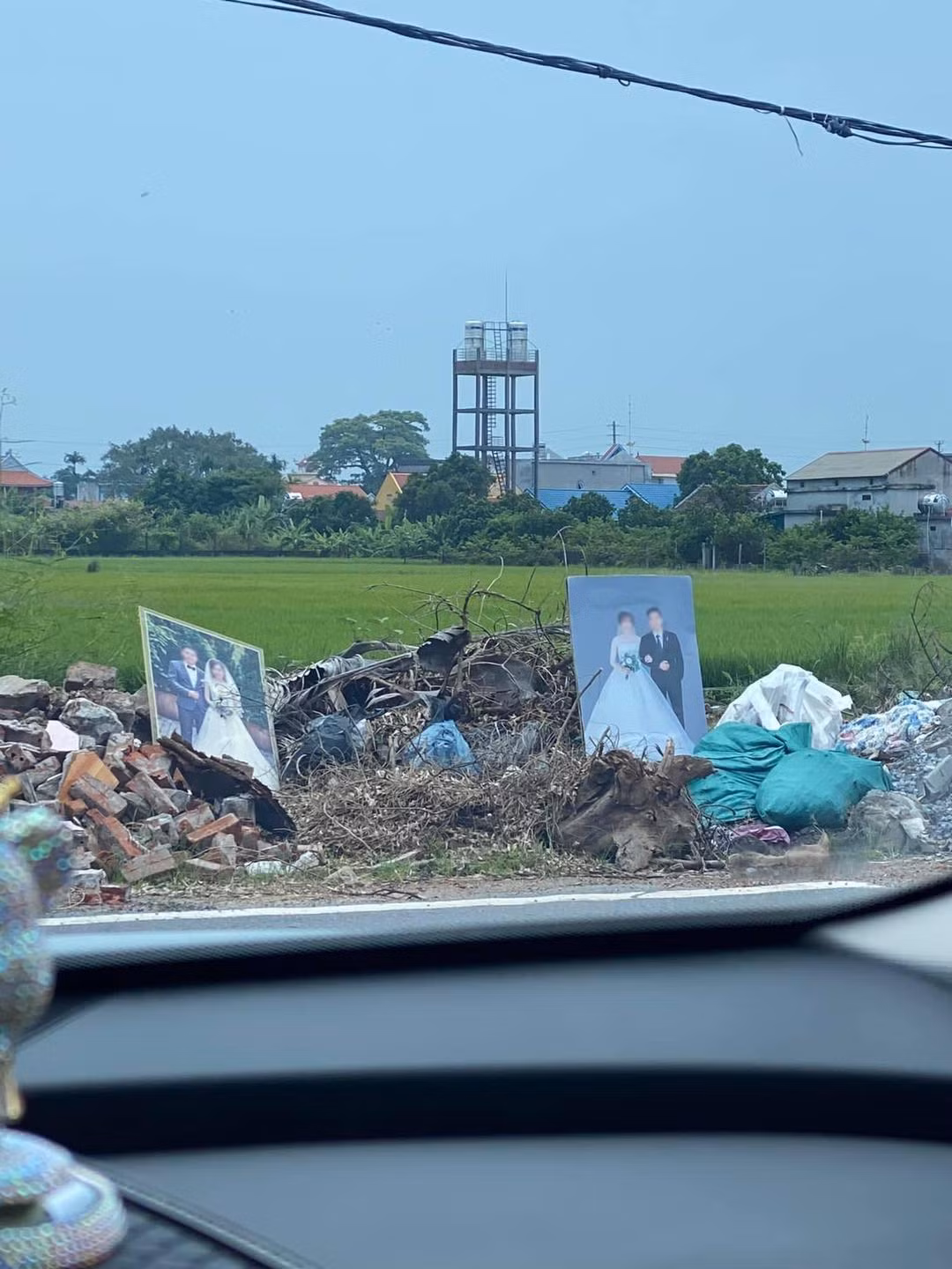 Trong đám cưới, những tấm ảnh cưới là thứ không thể thiếu. Nó được các cặp đôi đầu tư kĩ lưỡng để chuẩn bị cho ngày trọng đại của mình.
