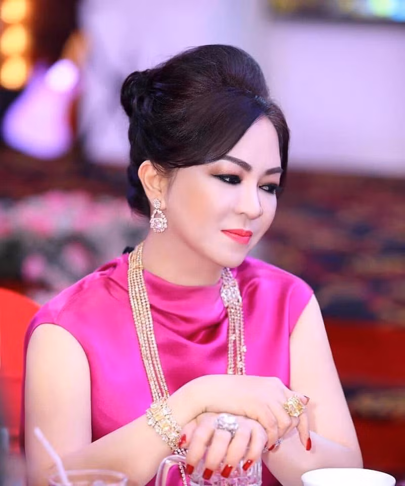 Hơn 7 tháng kể từ thời điểm lên sóng bàn về loạt chủ đề nóng của xã hội, bà Phương Hằng được nhập hội "streamer có số có má" ở Việt Nam.