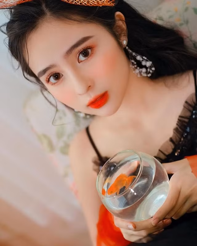Trước đó, Ái Phi gây ấn tượng bởi gương mặt trái xoan, sống mũi cao và đường nét dịu dàng, thanh tú.
