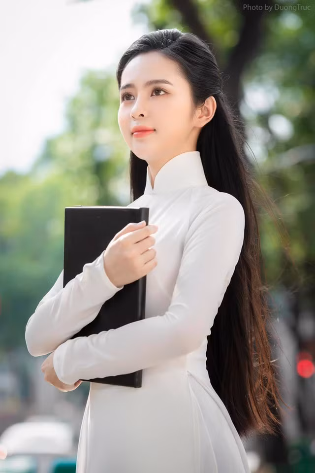 Ngoài việc học, Ái Phi còn tranh thủ thời gian để làm người mẫu ảnh cho các thương hiệu vừa để có thêm thu nhập và mở rộng mối quan hệ.