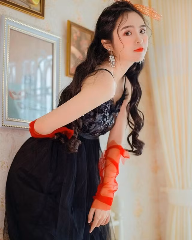Sau khi những bức ảnh khoe trang phục 2 mảnh của Ái Phi được đăng tải, cô nàng nhận được nhiều lời khen ngợi về body gợi cảm.