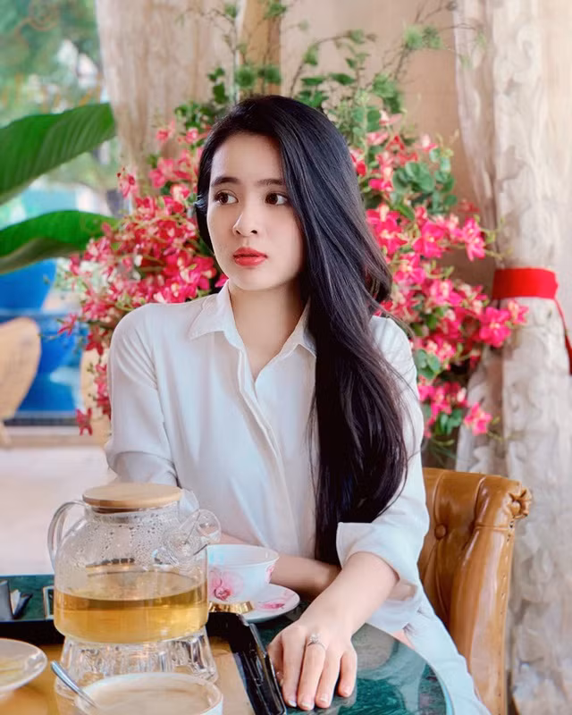 Chẳng phải tạo dáng quá cầu kì nhưng với thần thái thượng thừa, Ái Phi vẫn tạo nên sức hút của riêng mình.