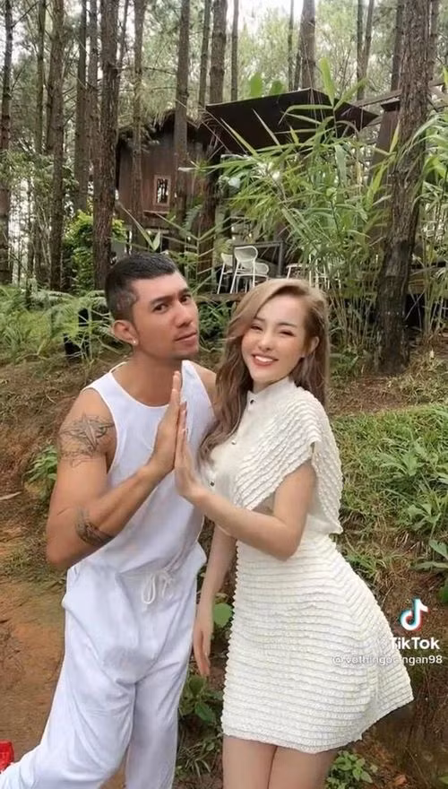Mới đây, cặp đôi Ngân 98 và Lương Bằng Quang khiến nhiều người thích thú khi đăng tải đoạn clip bắt trend ca khúc Bên trên tầng lầu (Tăng Duy Tân).