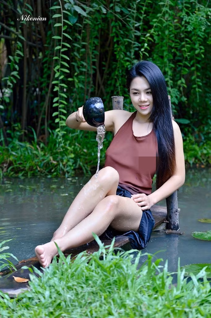 Yếm là một miếng vải mỏng manh có khổ vuông, hai đầu nhọn đính dây để nẹp vào cổ và eo cốt che kín những bộ phận nhạy cảm như vòng 1 và rốn của người phụ nữ.