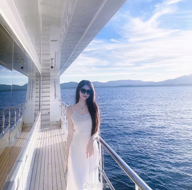 YingYing là một trong những gương mặt nổi bật trên mạng xã hội Weibo, với hơn 1 triệu lượt theo dõi.