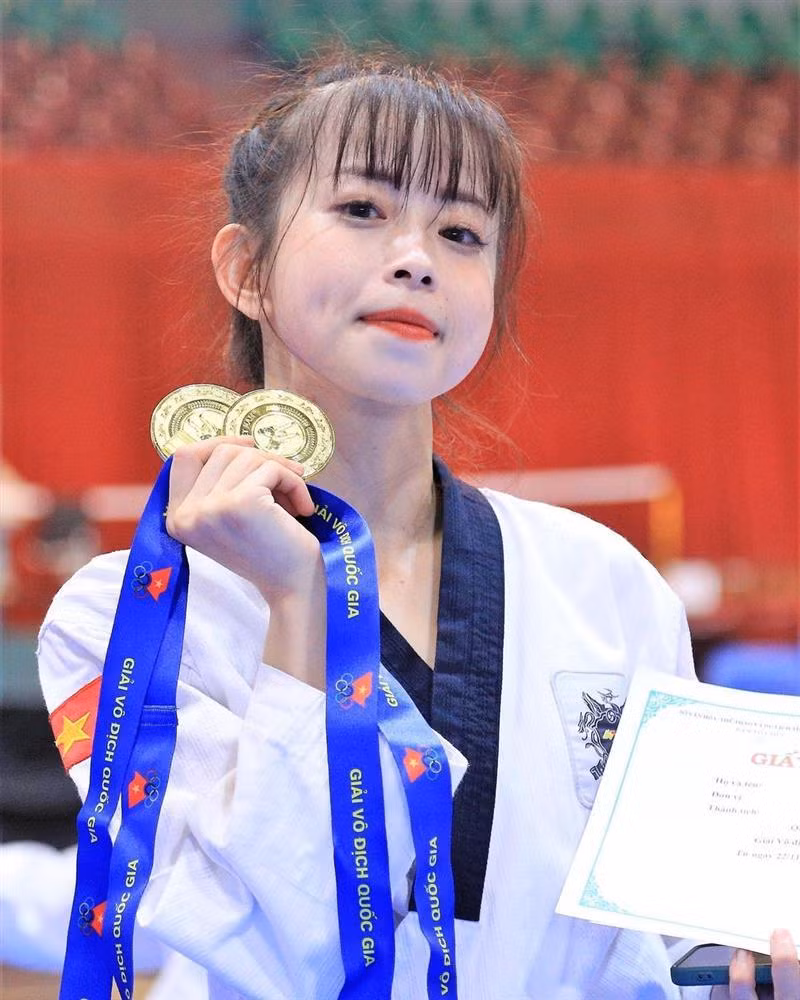 Sở hữu một làn da trắng, vóc dáng nhỏ nhắn, cùng gương mặt xinh xắn, gái xinh Taekwondo Châu Tuyết Vân luôn chiếm chọn "spotlight" trong mọi khung hình.