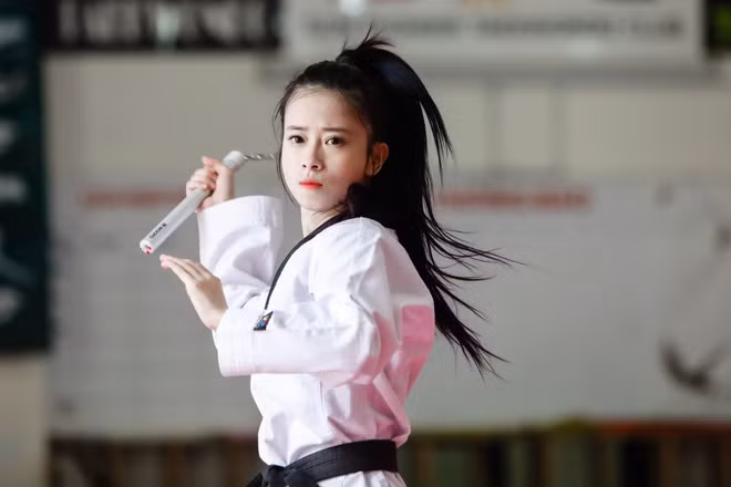 "Những lúc buồn, gặp áp lực, tôi không muốn làm gì hết. Nhưng cứ nghĩ đến ba mẹ và cuộc sống của mình, tôi lại quyết tâm trở lại tập luyện và thi đấu. Dù gặp không ít thăng trầm suốt hai thập kỷ, tôi vẫn hạnh phúc với lựa chọn của mình. Tôi được tập luyện mỗi ngày, có tiền nuôi sống bản thân và gia đình". Tuyết Vân từng chia sẻ.