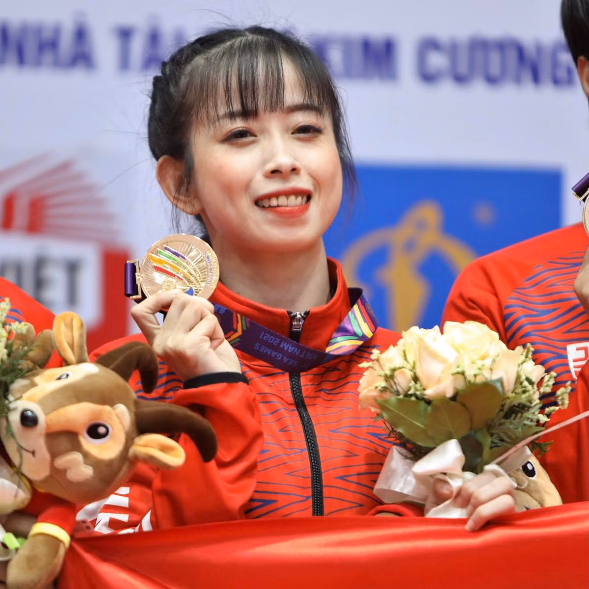 Trước khi theo đuổi Taekwondo, Châu Tuyết Vân từng khởi đầu với Vovinam. Khi ấy cô mới học lớp một, còn quá nhỏ để theo kịp giáo án Vovinam như các anh chị lớn tuổi trong lớp.
