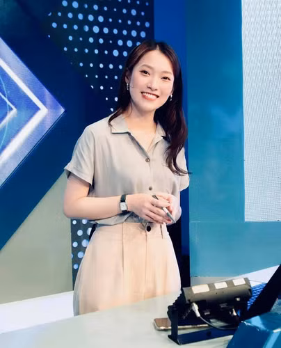 Trên đà được quan tâm, những thông tin bên lề liên quan đến lần đầu tiên "cầm trịch" chương trình có thời gian lên sóng dài nhất VTV này của Khánh Vy cũng thu hút nhiều sự chú ý hơn hẳn.