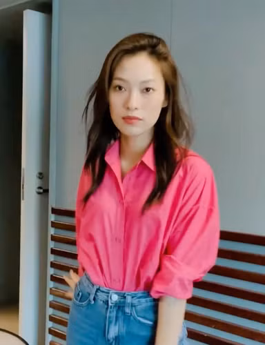 Nhắc tới Khánh Vy, hẳn ai cũng nhớ ngay đến cô nàng với danh xưng "hot girl 7 thứ tiếng" nổi lên từ một clip siêu cấp viral năm 2016.