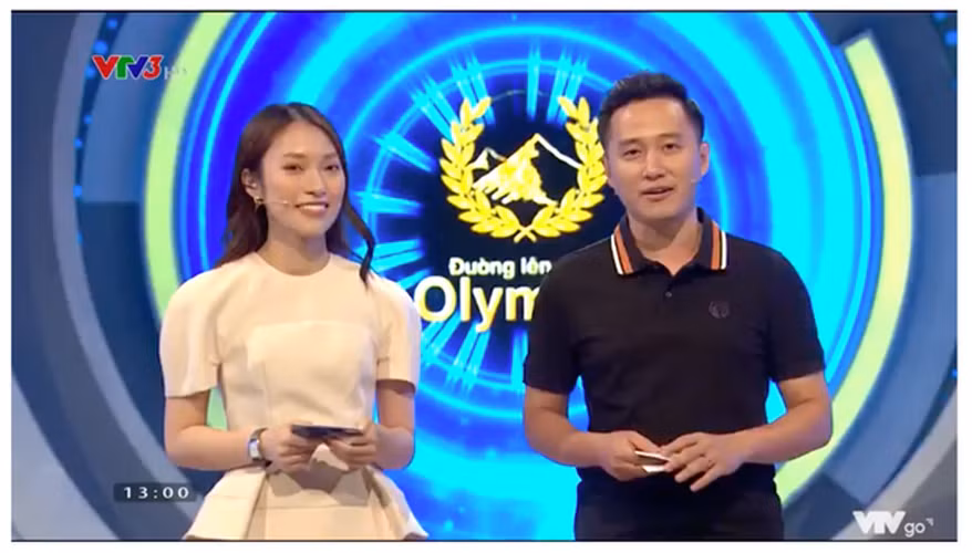 Sự dễ thương của Khánh Vy tiếp tục khi động viên bản thân chán rồi, cô nàng chuyển sang tập ký tên và nháp cả dữ kiện câu hỏi của chương trình luôn.