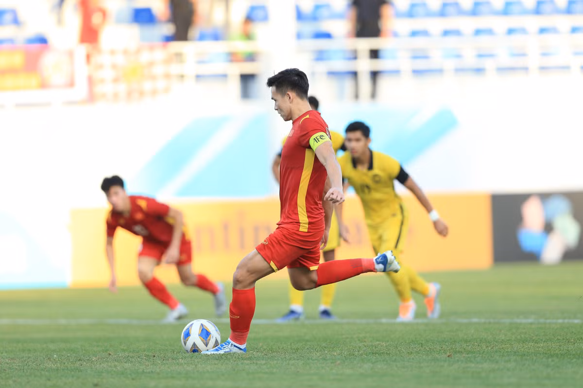 U23 Việt Nam tiếp tục có lợi thế khi U23 Malaysia chơi thiếu người khi cầu thủ của họ bị thẻ đỏ sau pha chơi bóng bằng tay trong vòng cấm. Trên chấm 11m, đội trưởng Bùi Hoàng Việt Anh phải mất tới 2 cú sút để nhân đôi cách biệt.
